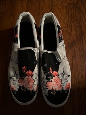 Slip-On Floral Skull Roses Canvas Sneakers - Black & White Pink Roses 10